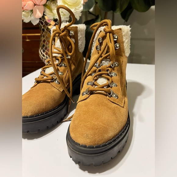 Marc Fisher Leigan Lug-Sole Tan Faux Hiker Boots Tan/ White Lace Up Size 6 1/2 M - Picture 1 of 8